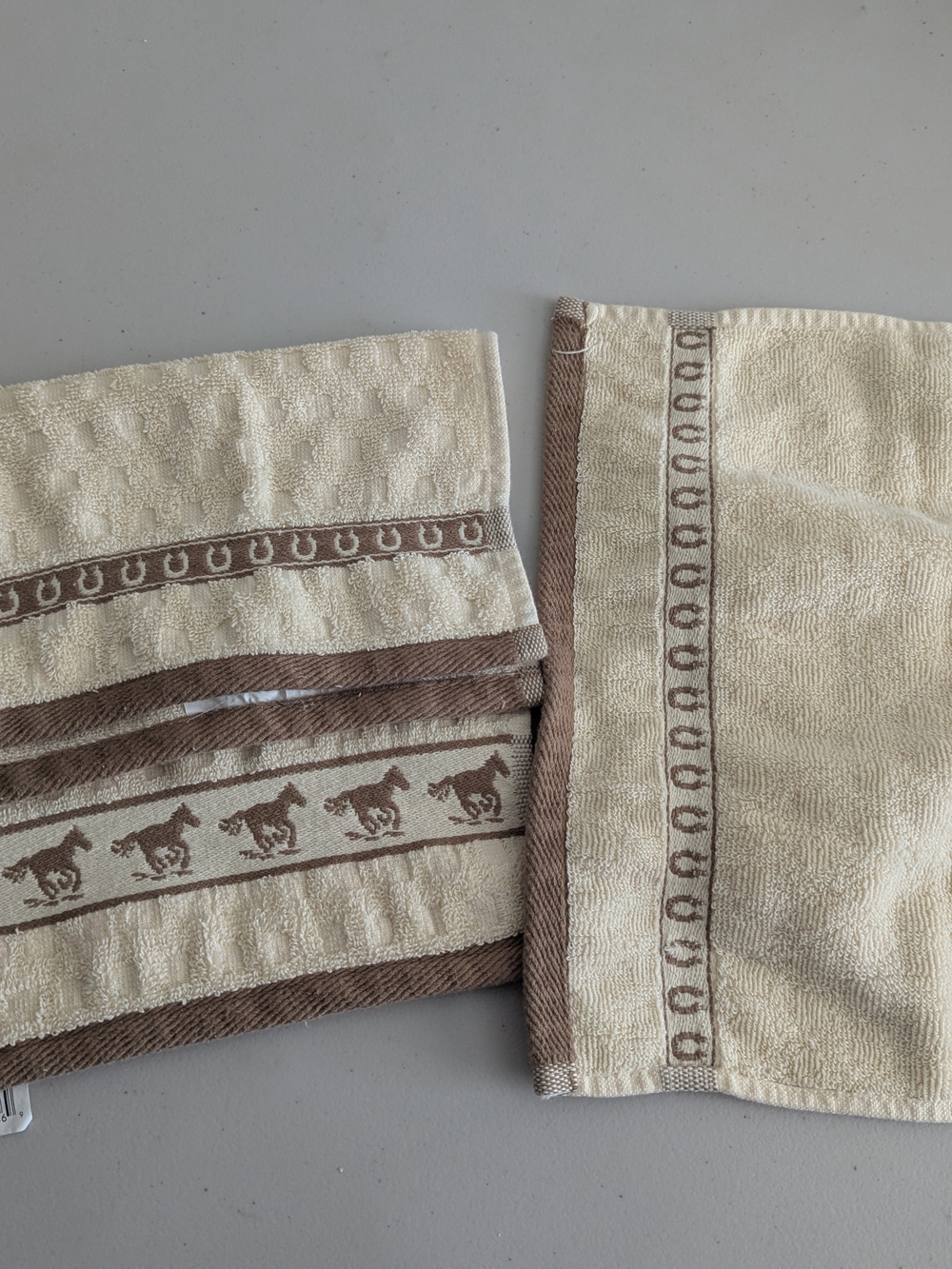 Cozy western-themed towel set in cream and brown with running horse/horseshoe - Picture 6 of 8